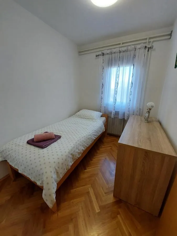 Apartman Ljiljana Πούλα